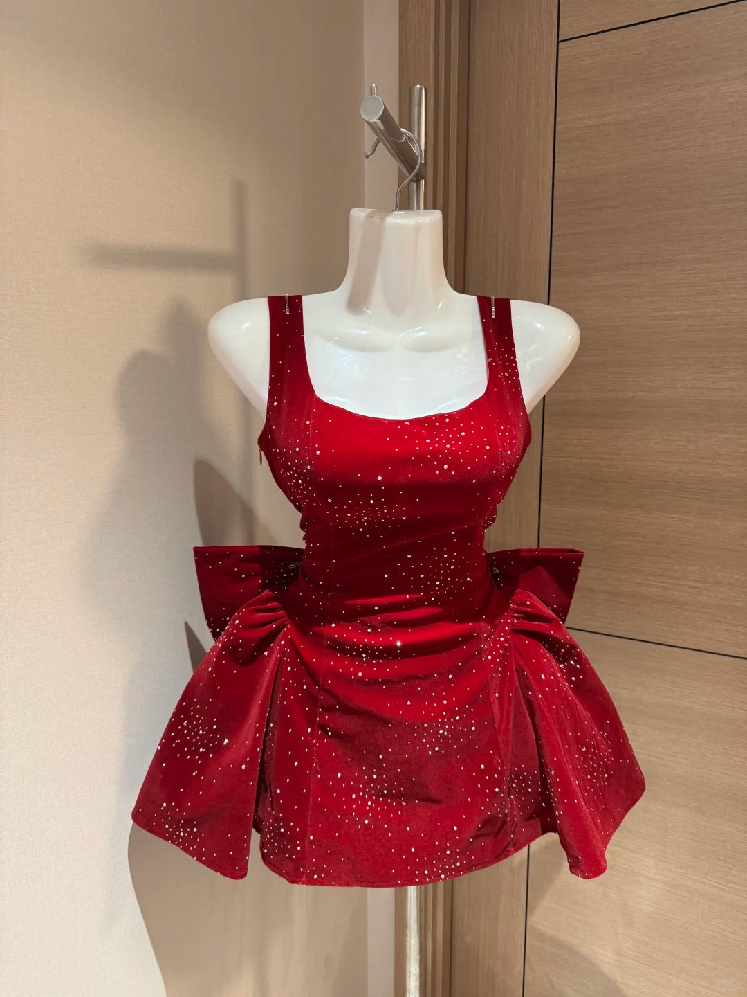 Süße Etui-Kleid Quadratischer Ausschnitt Roter Samt Kurz Night In Rio Inspo Hoco Kleid Ideen Homecoming Kleider RB4036