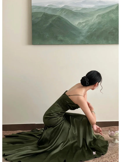 Robe de soirée longue sirène moulante en satin vert avec bretelles fines et plissée, N2820
