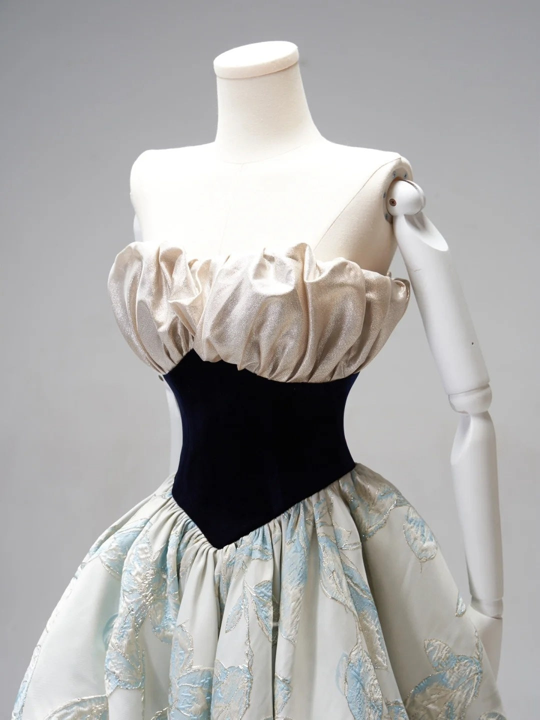 Elegantes, trägerloses, blumengemustertes, langes Abendkleid aus blauem Satin, bodenlang, für formelle Anlässe, Modell N273