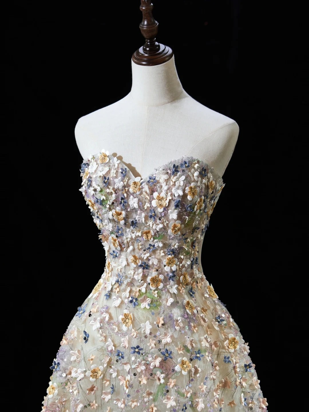 Robe de bal ravissante en tulle fleuri, décolleté cœur, longueur thé, inspiration tenue de soirée N303