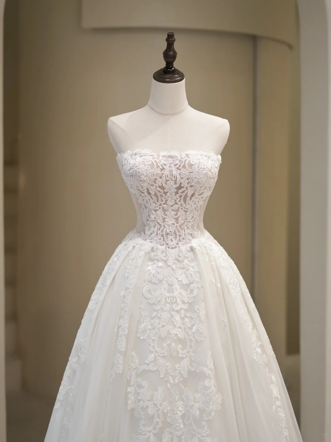 Robe de mariée élégante, robe de bal bustier en dentelle blanche sans manches, robe de mariée cintrée N231