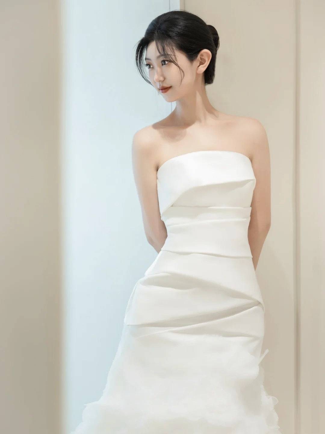 Schlichtes Brautkleid im Meerjungfrauenstil, trägerlos, weiß, ärmellos, plissiert, figurbetont, N229