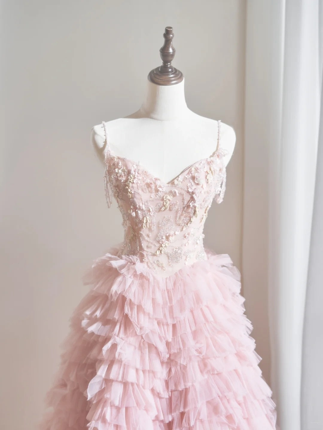 Niedliches Ballkleid mit Spaghettiträgern, zartrosa Tüll, langes Abendkleid, Inspiration für formelle Partykleider, Ballkleid N235