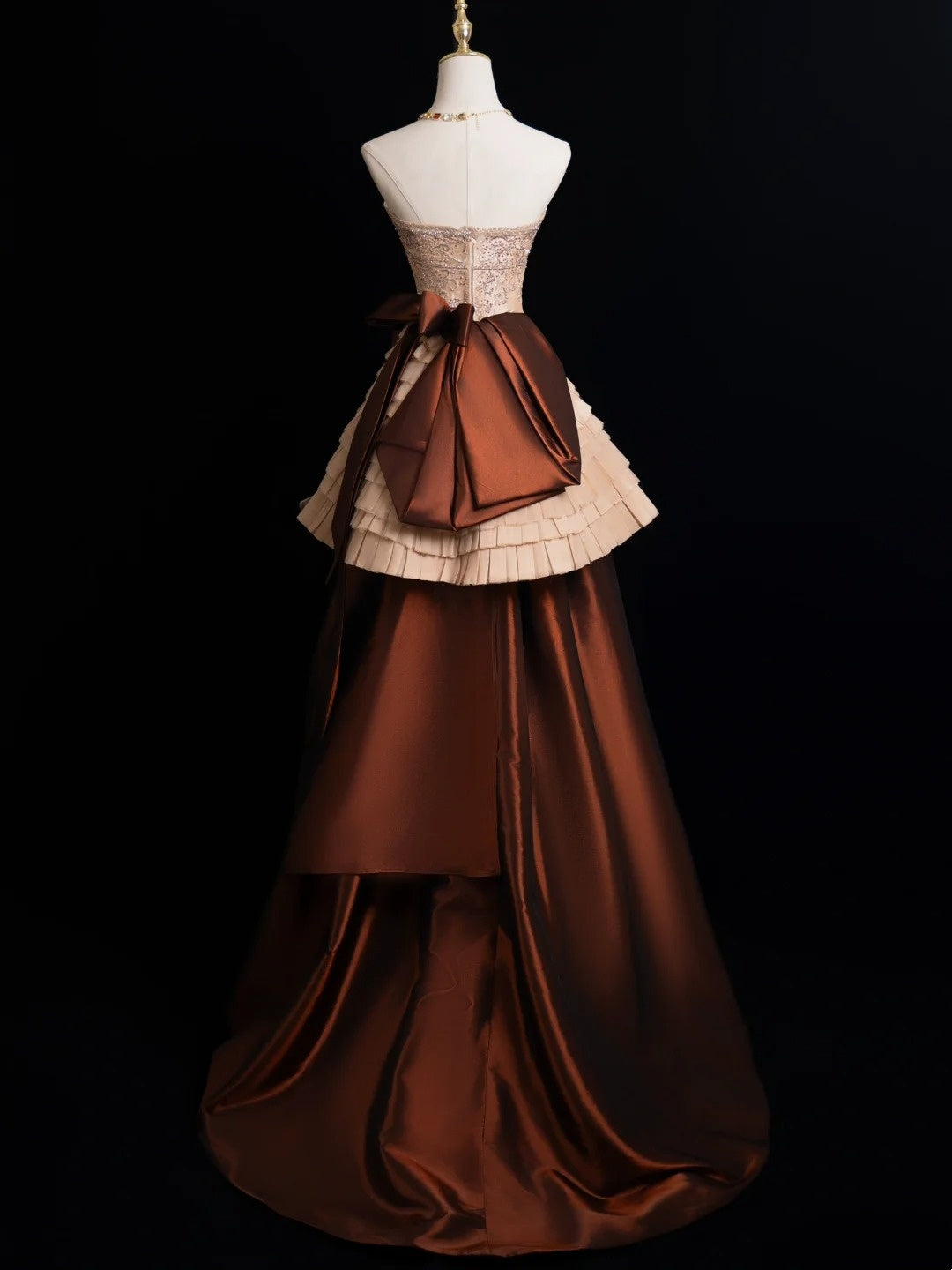 Elegantes, trägerloses Ballkleid mit champagnerfarbenem, perlenbesetztem Oberteil und braunem Rock – langes Abendkleid für formelle Anlässe (N272)