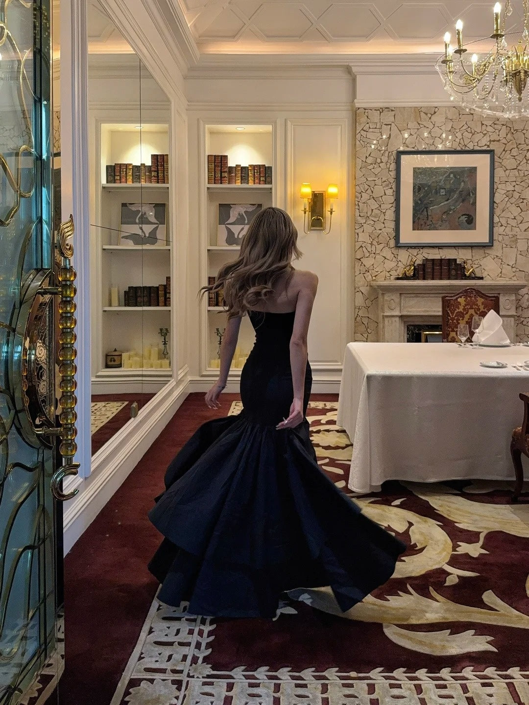 Zeitloses, trägerloses, schwarzes Meerjungfrauen-Abendkleid mit Rüschen aus Satin – Inspiration für ein halbformelles Kleid N699