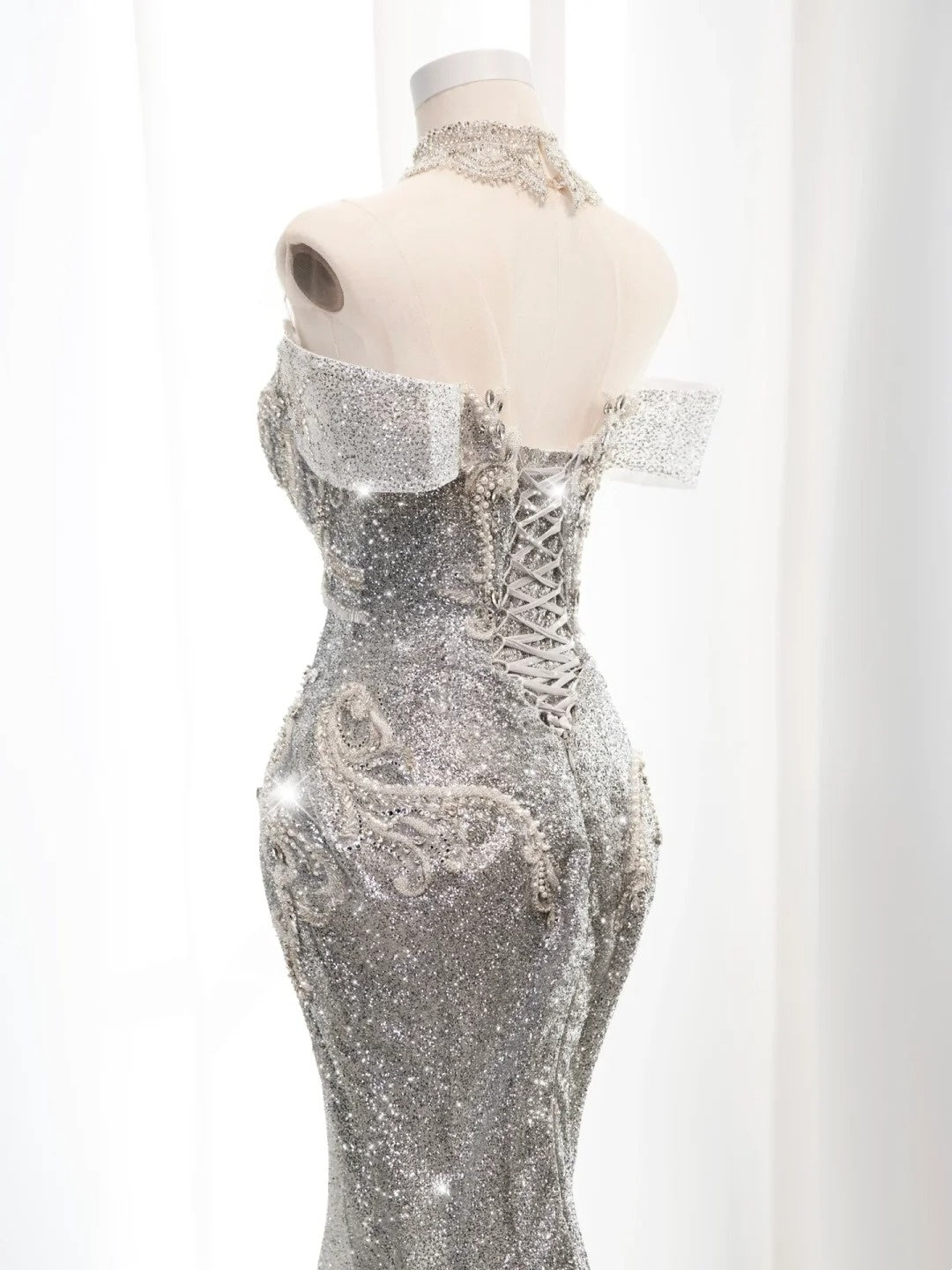 Robe de mariée sirène style conte de fées, épaules dénudées, sequins blancs et corsage perlé, coupe ajustée, référence N673