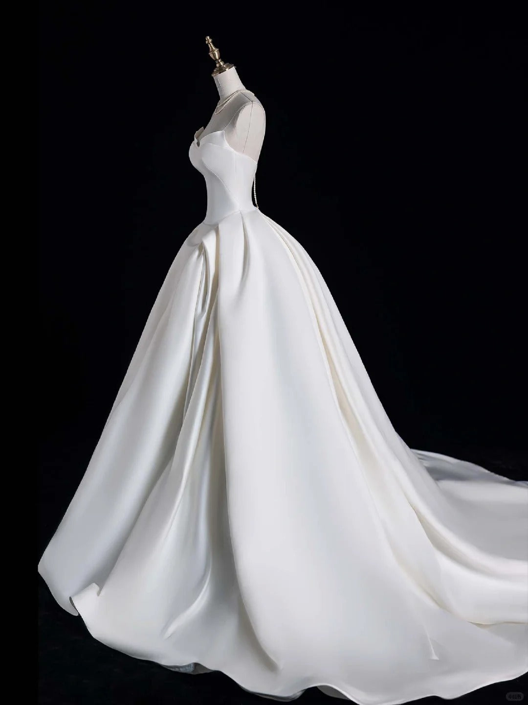 Elegantes, plissiertes Ballkleid aus weißem Satin mit Herzausschnitt – ein langes, märchenhaftes Brautkleid für den Herbst (N690)