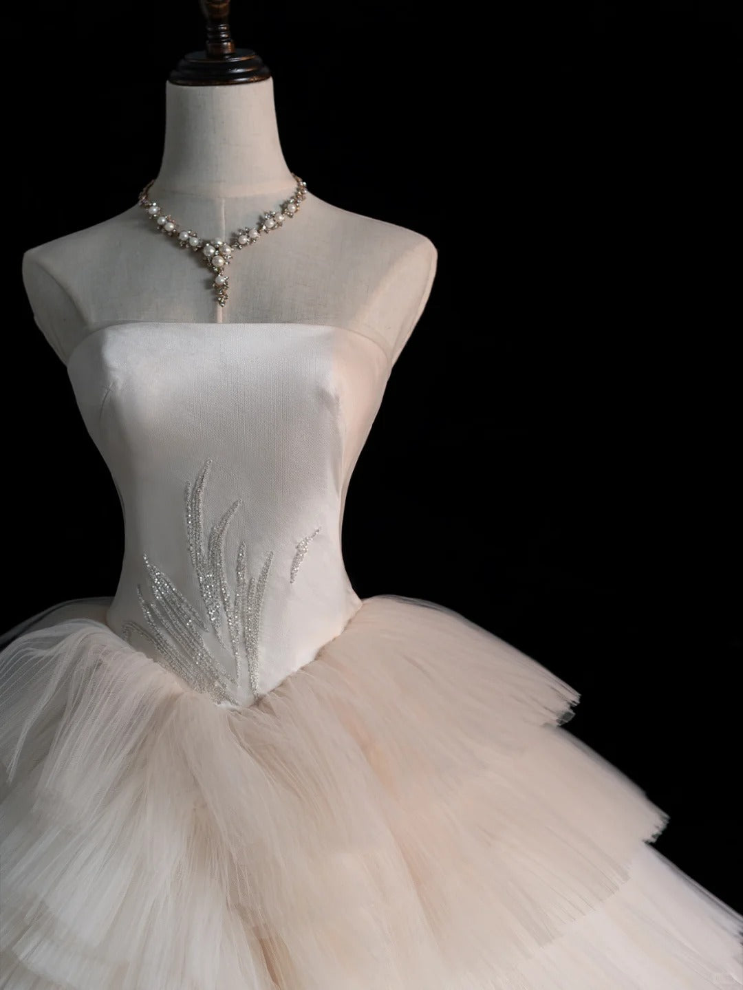 Modern Minimalist Ball Gown Strapless Sleeveless Tulle Brides Gown Bridal Dress Wedding Dresses Style RB6574
