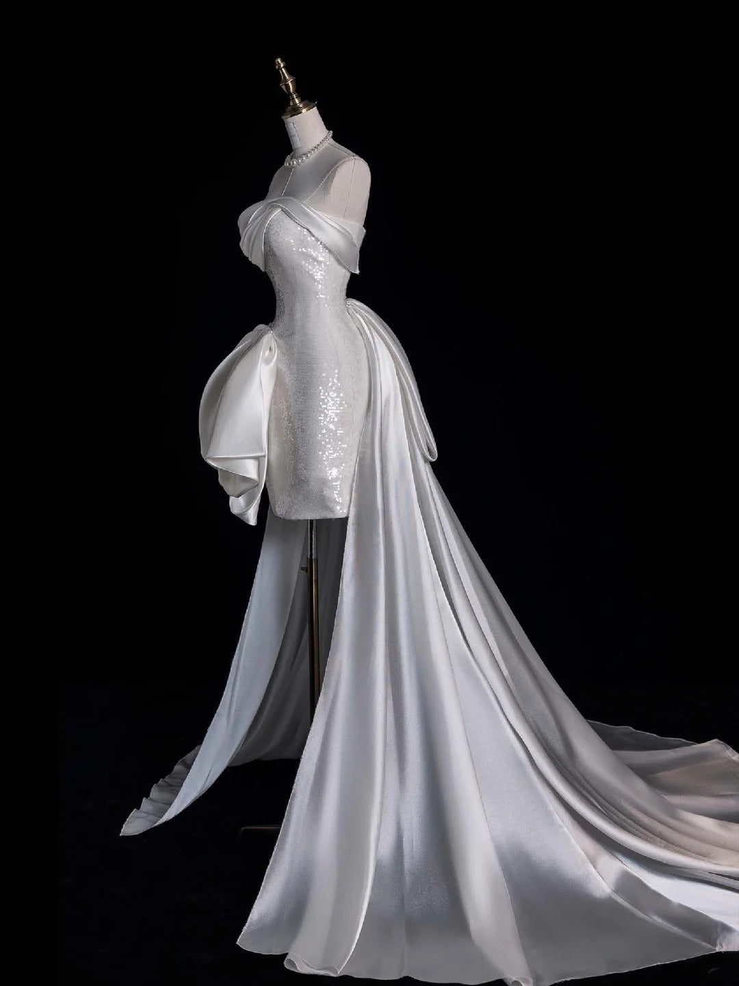 Robe de mariée fourreau élégante de princesse, sans bretelles, blanche à sequins avec traîne en satin, courte, style féerique, idéale pour un mariage d'été (N668)