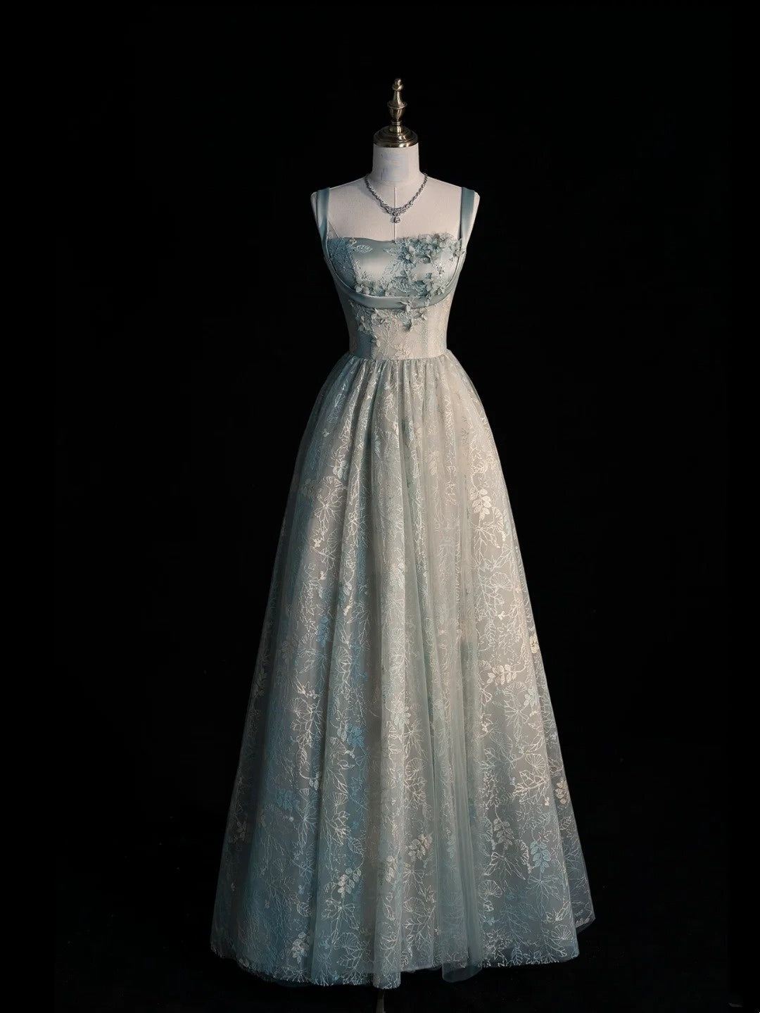 Robe de bal modeste en tulle et dentelle vert sauge, coupe trapèze, col carré, inspiration robe de princesse N761
