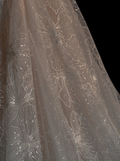 Robe de mariée longue en tulle et dentelle blanche, coupe trapèze, décolleté cœur, ornée d'appliqués, style féérique automnal, référence N677