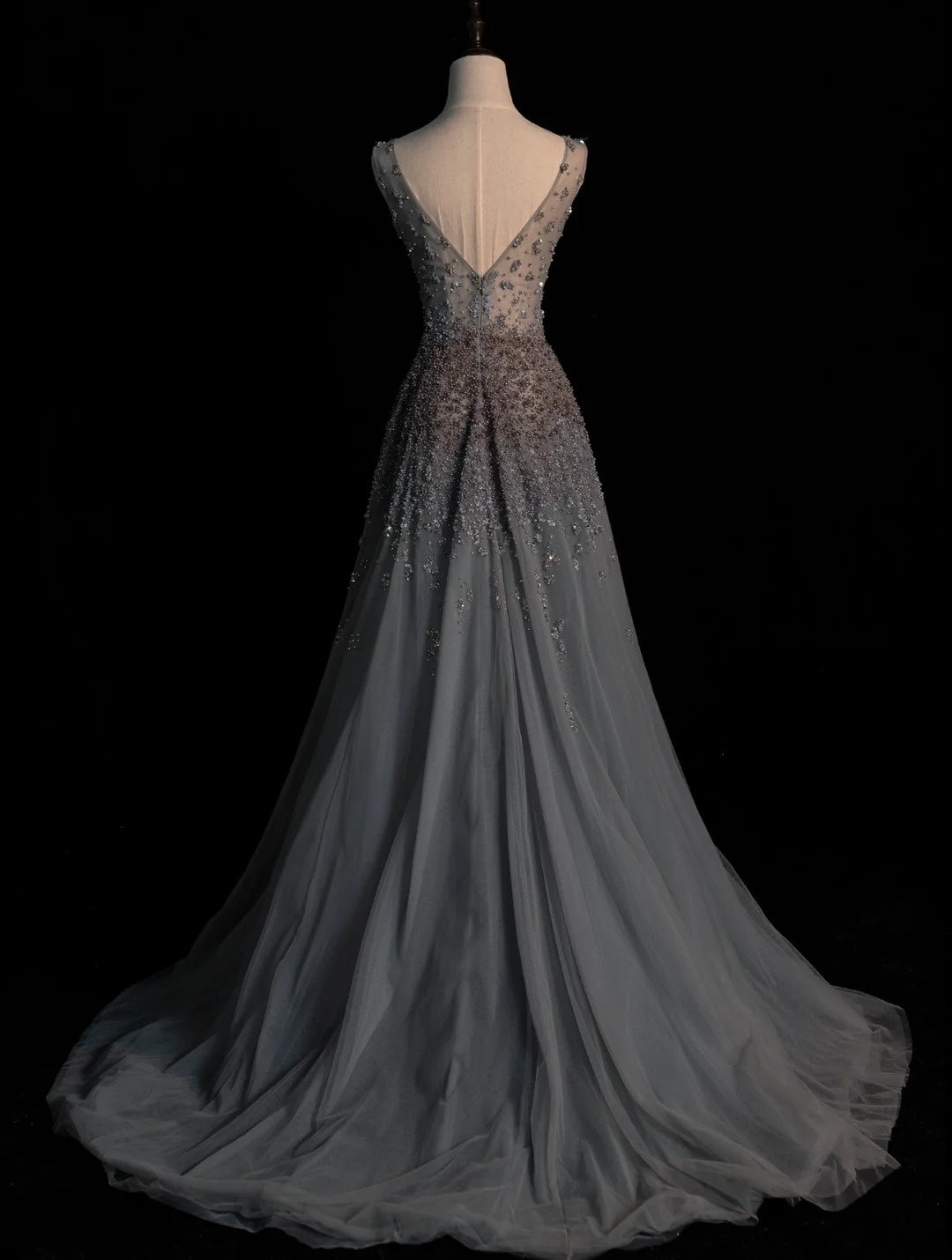 Robe de soirée élégante en tulle gris à col en V et perles, coupe trapèze, style sobre, idéale pour un bal de promo ou une remise de diplôme (N1230)