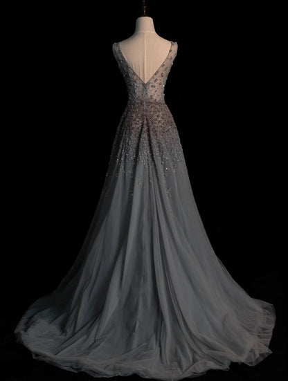 Robe de soirée élégante en tulle gris à col en V et perles, coupe trapèze, style sobre, idéale pour un bal de promo ou une remise de diplôme (N1230)