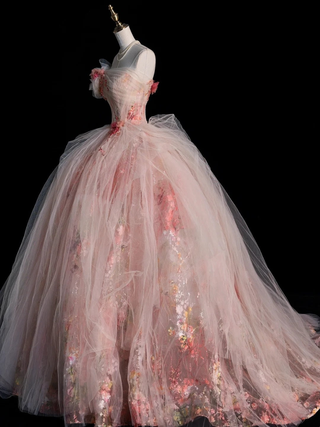 Elegantes, trägerloses Ballkleid aus rosa Tüll mit Blumenmuster – Inspiration für festliche Anlässe und Prinzessinnen-Abendkleider N756