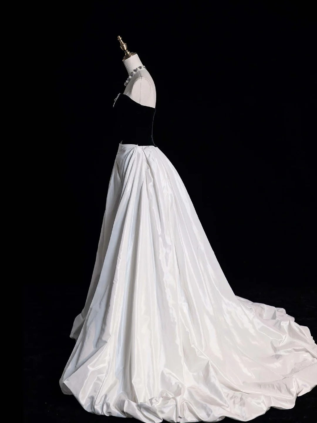 Elegantes Ballkleid mit herzförmigem Ausschnitt, schwarzem Oberteil und weißem Satin, langes Abendkleid für Damen und Mädchen, N650