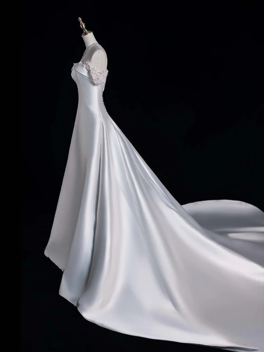 Robe de mariée féerique, style bal, bustier cœur en satin blanc pailleté avec corsage perlé et traîne, coupe ajustée, référence N649