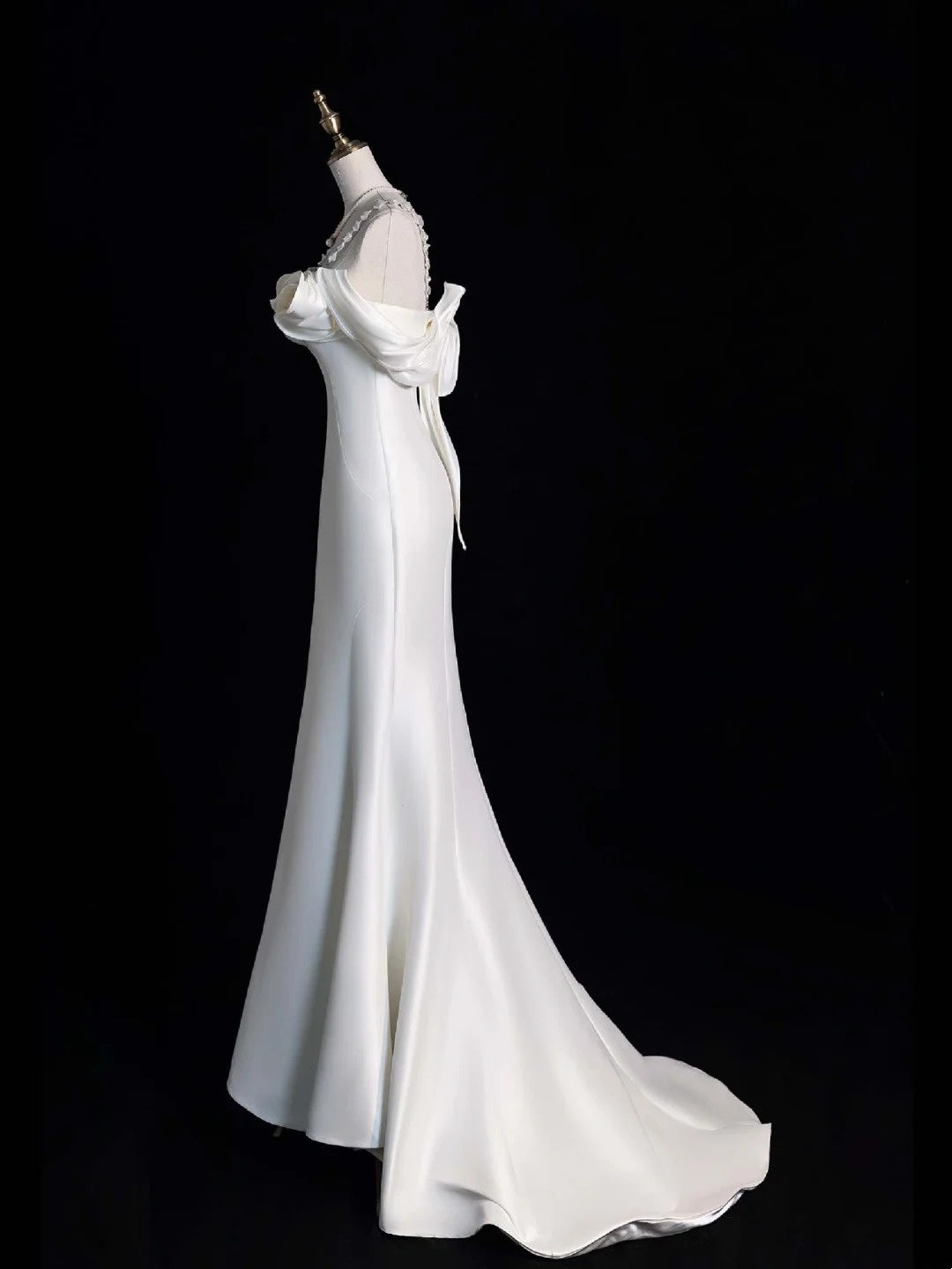 Robe de mariée sirène modeste en satin blanc, décolleté en cœur, bretelles et manches longues, style féerique, idéale pour un mariage d'automne (N514)