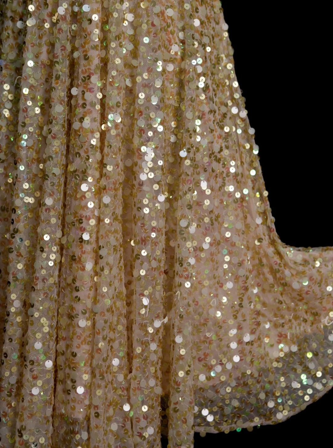 Robe courte trapèze dos nu à sequins dorés, inspiration années 2000, style années 2000, référence N1382