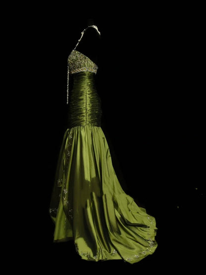 Robe de bal vintage sirène, décolleté cœur, en satin vert avec corsage orné de cristaux et de perles - Inspiration robe de soirée formelle N1825