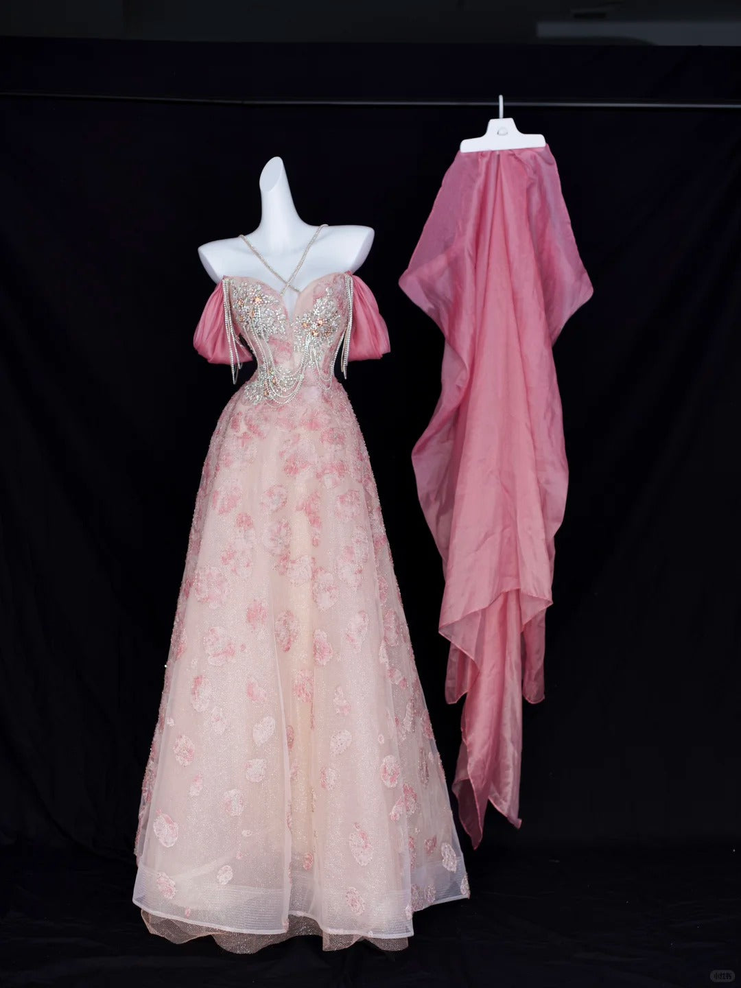 Robe de soirée longue trapèze rose à sequins et perles N2826