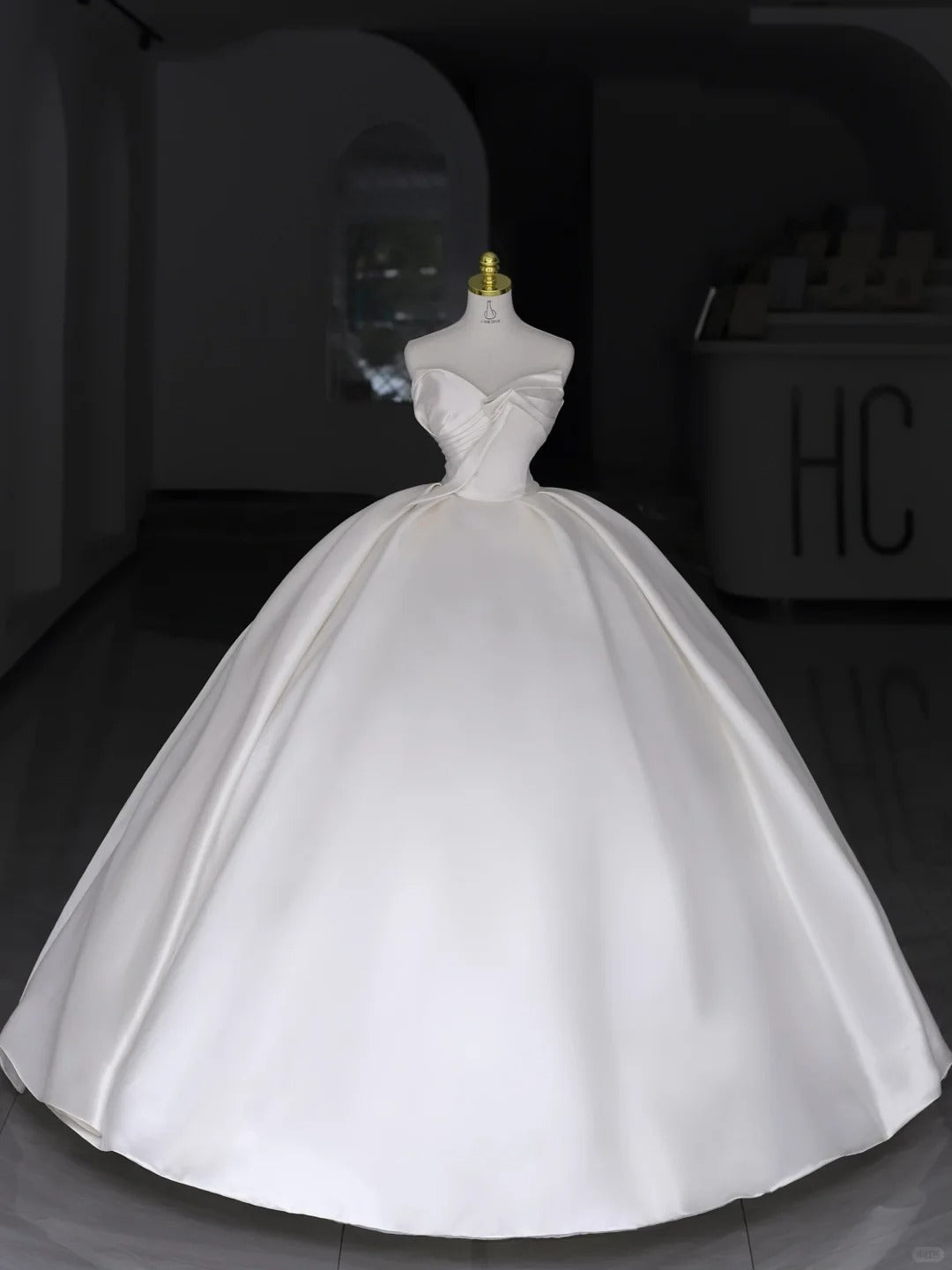 Robes de mariée chics Robe de bal bustier en satin blanc plissé longue robe de mariée N2987