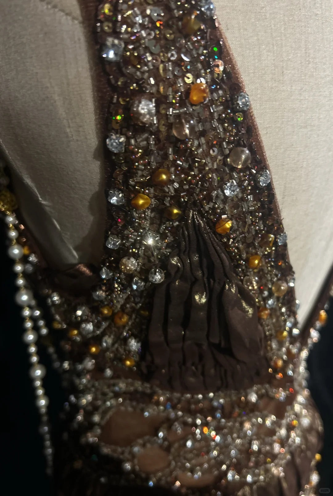 Robes Esthétiques de Bal Vintage Sirène Col en V Satin Marron avec Perles Gemme Longue Robe de Soirée Formelle N3021