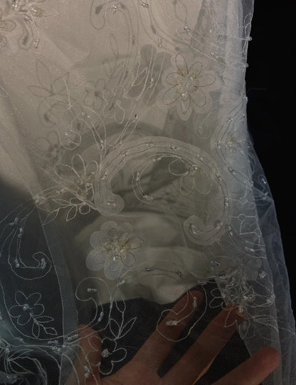 Robes de mariée uniques sirène bustier en satin avec broderies blanches longue robe de mariée N3402