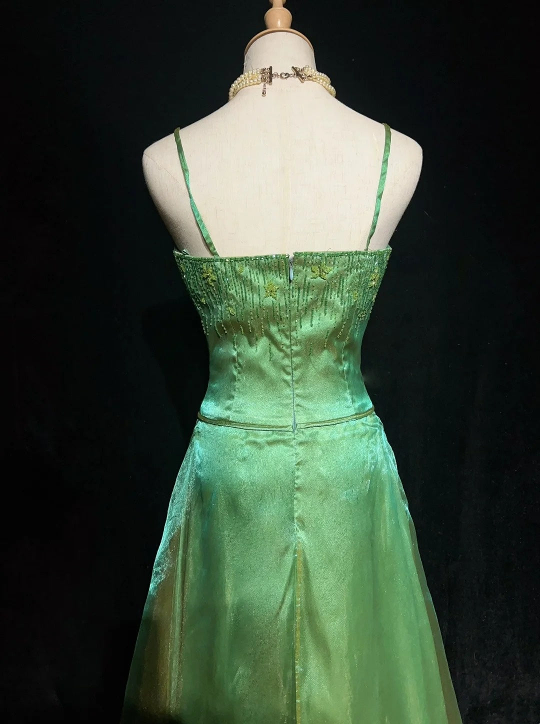Robes de bal élégantes Robe de soirée en organza vert à bretelles spaghetti et perles, longue robe de soirée formelle N2914