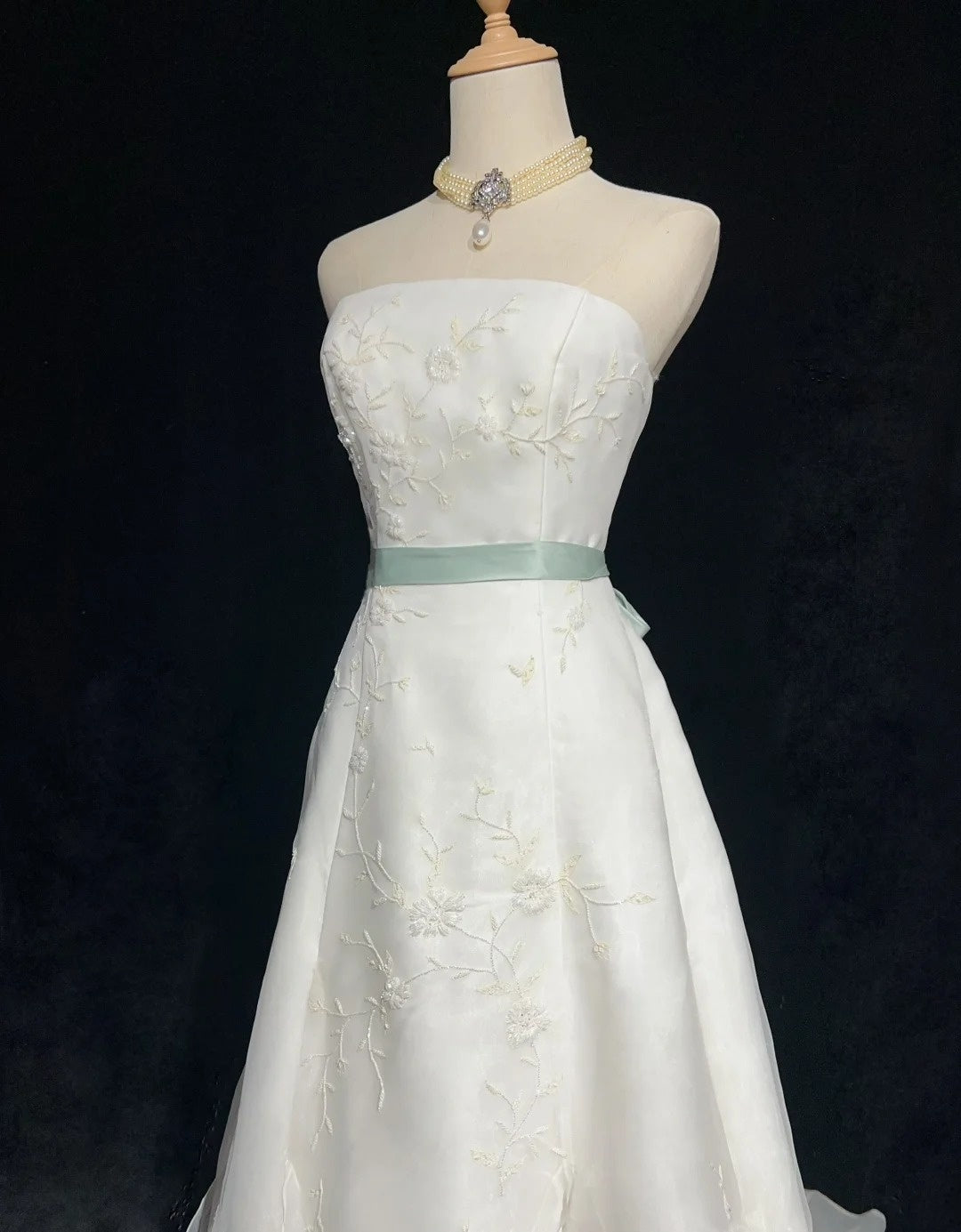 Robes de mariée uniques ligne A bustier blanc avec perles jardin d'été longue robe de mariée N3676