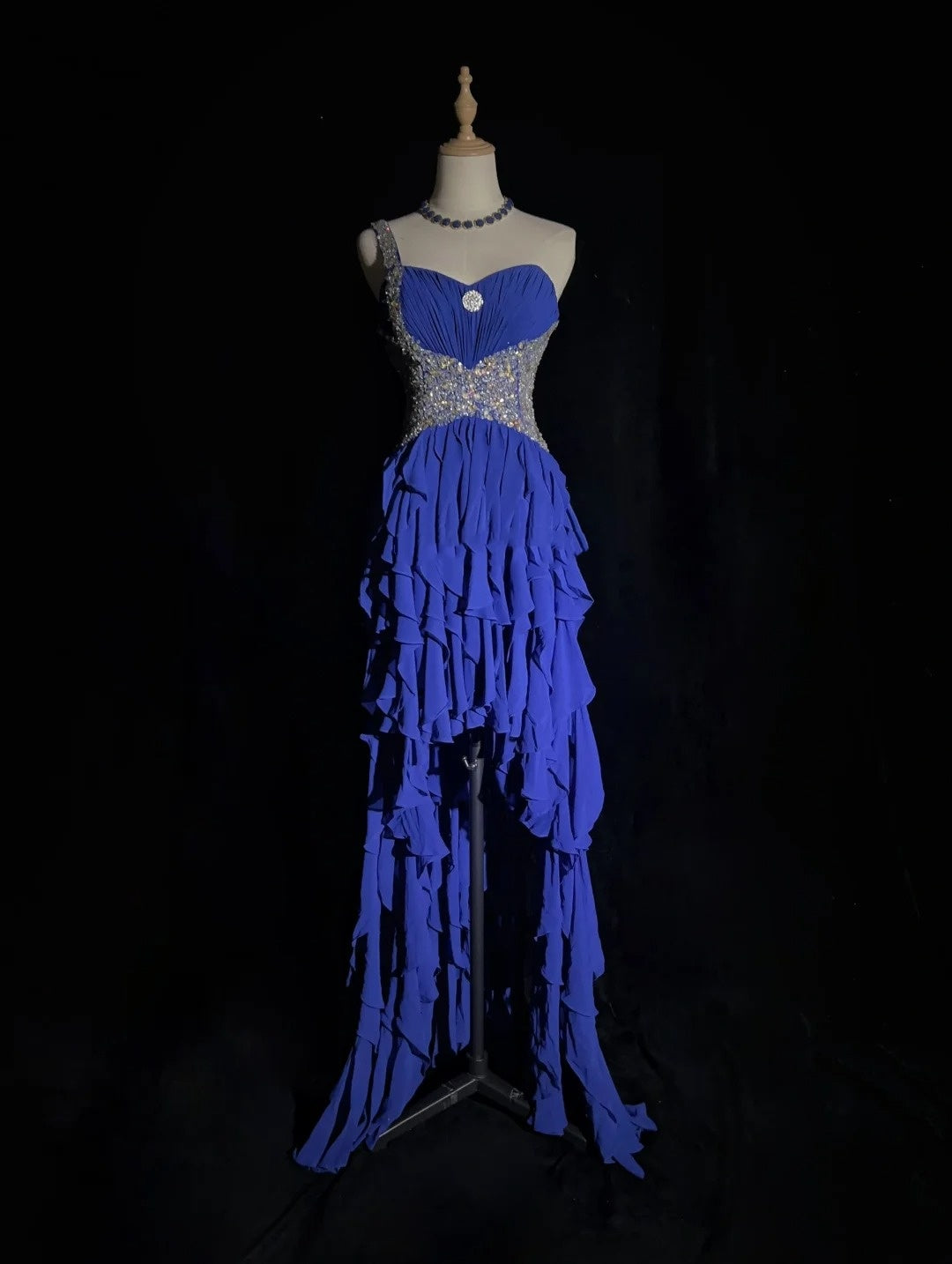 Robes de bal élégantes coupe trapèze asymétriques, une épaule, en mousseline bleu roi avec perles, sans manches, longue robe de soirée N2881