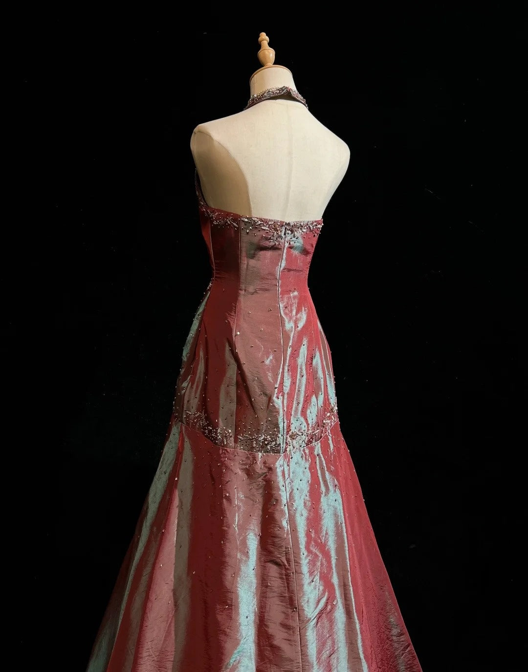 Vintage-Abschlussballkleider 1980er Ballkleid Neckholder Bodenlang Satin mit plissierter Perlenstickerei Abendmode N3126