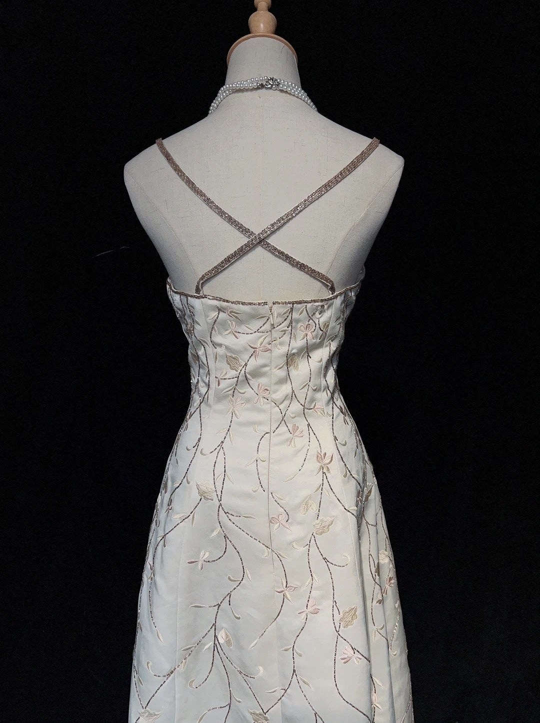 Belles Robes de Bal Coupe A Bretelles Fines en Satin Blanc avec Perles Longues Tenues de Soirée Formelles N3677
