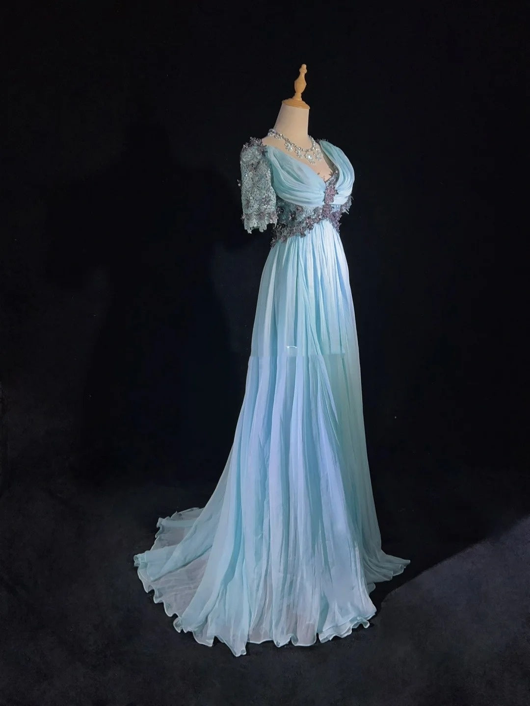 Vintage Abschlussballkleider 1960er A-Linie V-Ausschnitt Hellblau Chiffon mit appliziertem langen Abschlussballkleid N3109