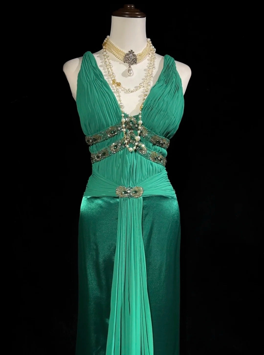 Vintage Abschlussballkleider Meerjungfrau V-Ausschnitt Grüne Chiffon mit Rüschen Rückenfreies langes Abendkleid N2512