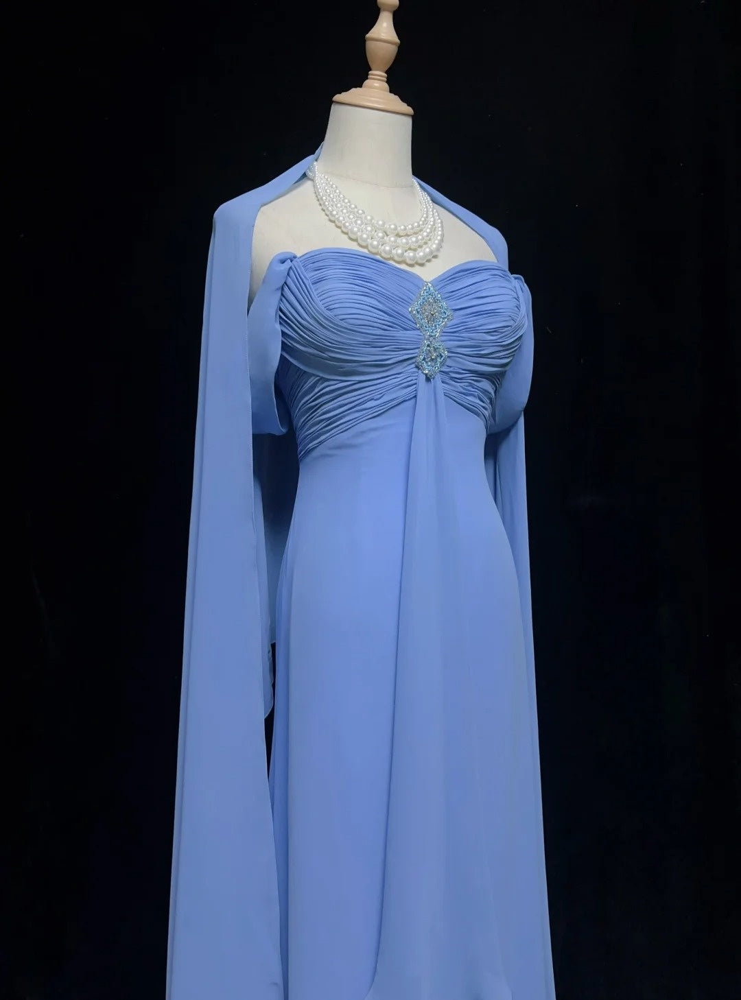 Vintage-Abschlussballkleider A-Linie Off Shoulder Blau Chiffon mit Perlenumhang 1970er Langes Abendkleid N2612