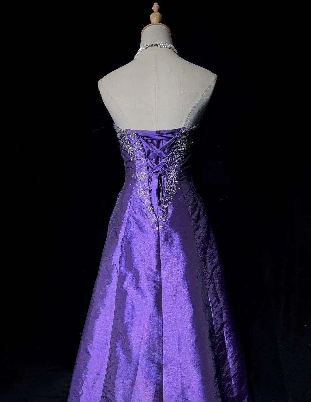 Vintage-Abschlussballkleider Ballkleid Trägerlos Lila mit goldener Spitzenapplikation 80er Jahre Lange Formelle Abendgarderobe N3886