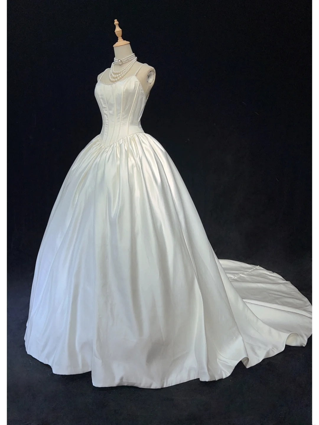 Robes de mariée uniques, robe de bal, bretelles spaghetti, blanche, avec perles à volants, longue robe de mariée N3629