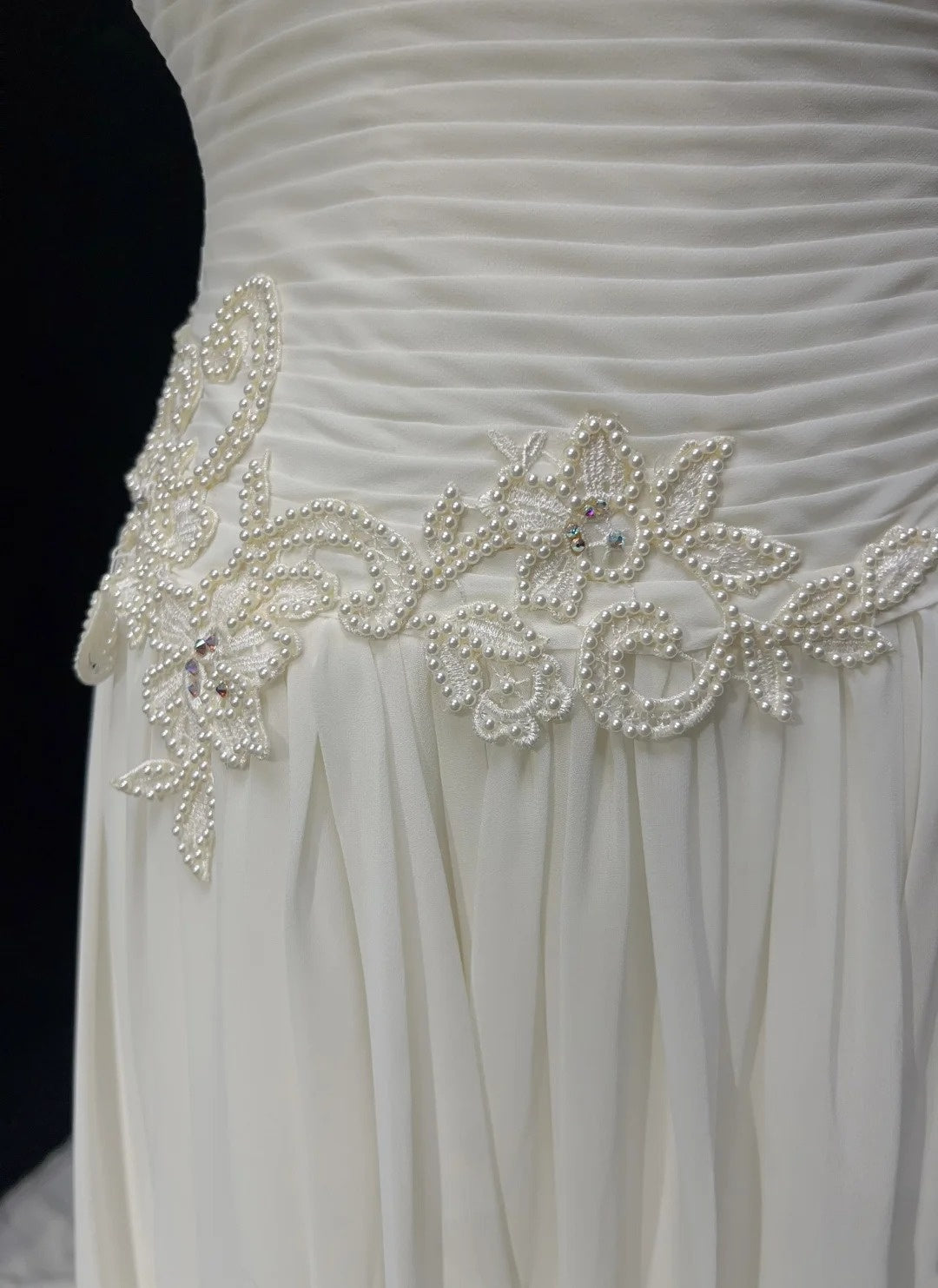 Robes de mariée intemporelles, coupe trapèze, bustier, en mousseline blanche avec longue traîne brodée N3013