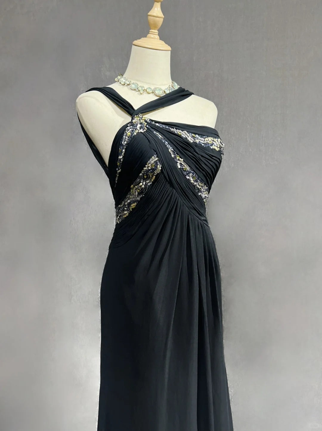 Bescheidene Ballkleider A-Linie Neckholder Schwarz Chiffon Rückenfrei Bodenlang Formelle Abendgarderobe N3484
