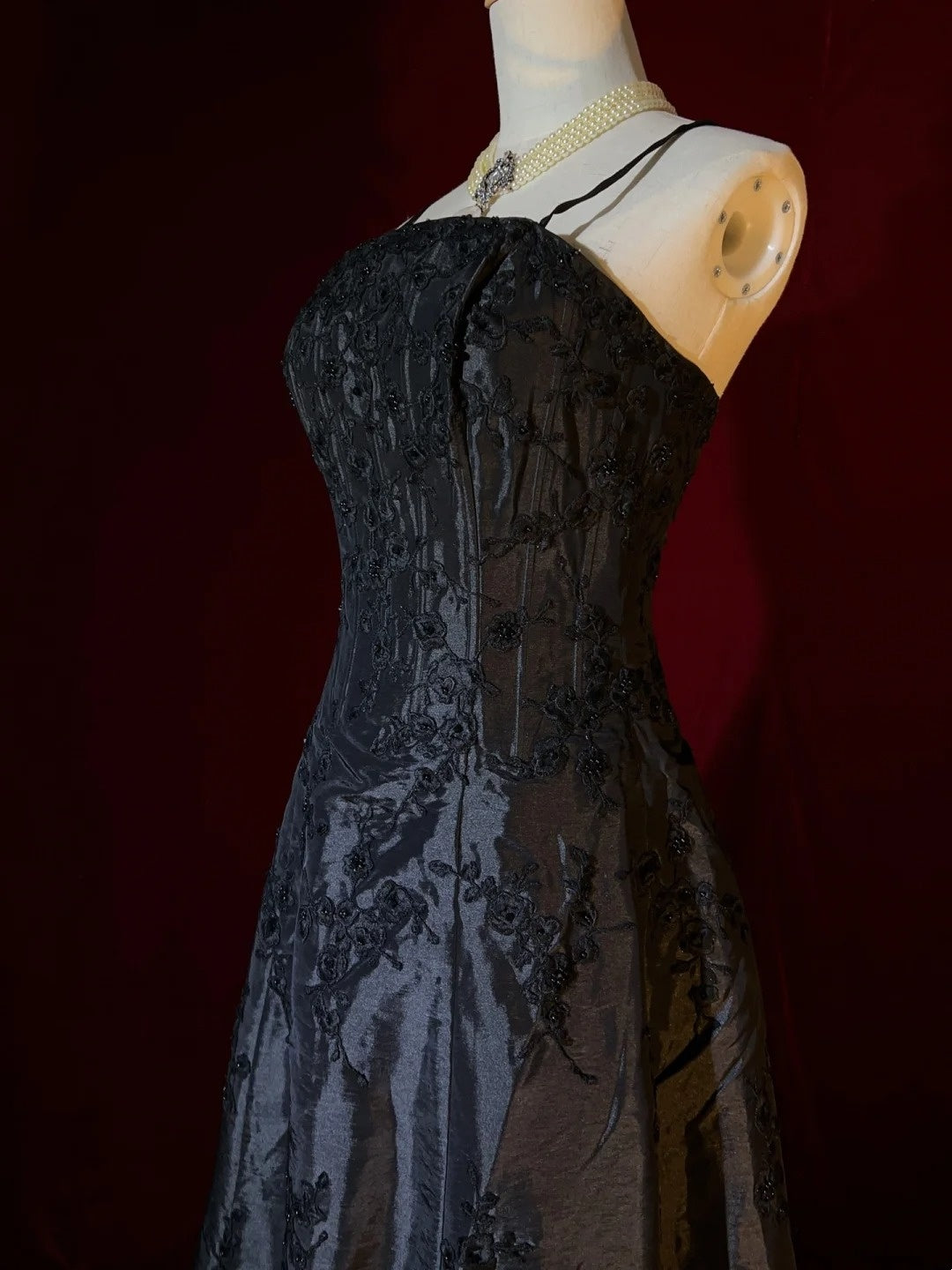 Inspiration robes de bal modestes : Robe de soirée formelle noire en satin, coupe trapèze, bretelles spaghetti, avec appliqués pour femmes N3214