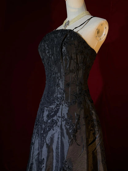 Inspiration robes de bal modestes : Robe de soirée formelle noire en satin, coupe trapèze, bretelles spaghetti, avec appliqués pour femmes N3214