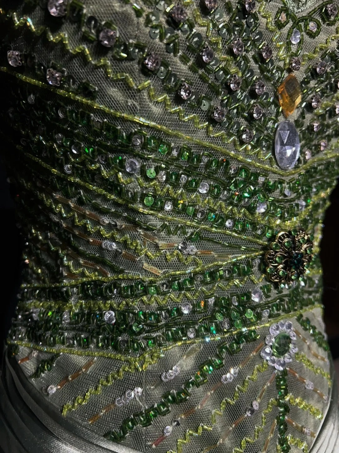 Vintage Ballkleider Meerjungfrau V-Ausschnitt Salbeigrün Ärmellos Satin mit Perlenstickerei 1980er Jahre Langes Abendkleid N2865
