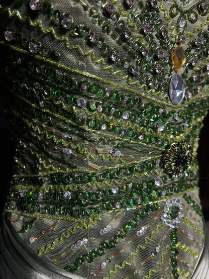 Vintage Ballkleider Meerjungfrau V-Ausschnitt Salbeigrün Ärmellos Satin mit Perlenstickerei 1980er Jahre Langes Abendkleid N2865