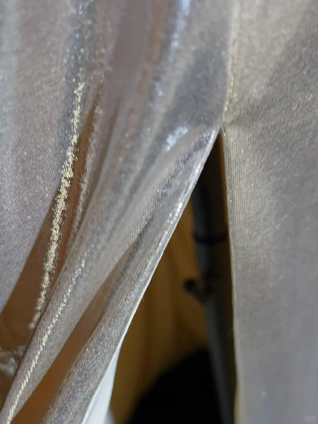 Einfache Ballkleider Meerjungfrau V-Ausschnitt Gold Ärmellos mit Schlitz Rüschen Formelles Abendkleid N3822