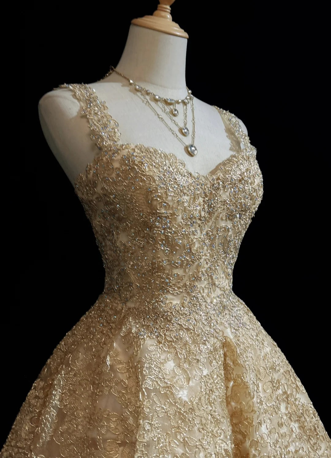 Robe de bal mignonne bustier avec dentelle dorée Idées pour femmes Robes courtes d'anniversaire Mini tenues de rentrée N3341