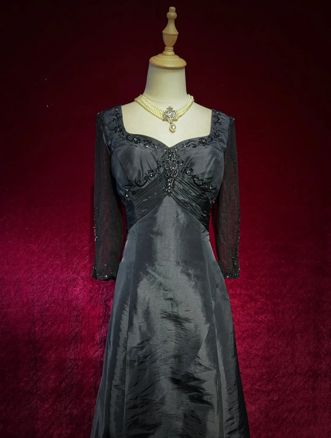 Bezaubernde Ballkleider A-Linie Black Tie Kleid mit bestickten, perlenbesetzten langen Ärmeln Formelle Abendgarderobe N3694