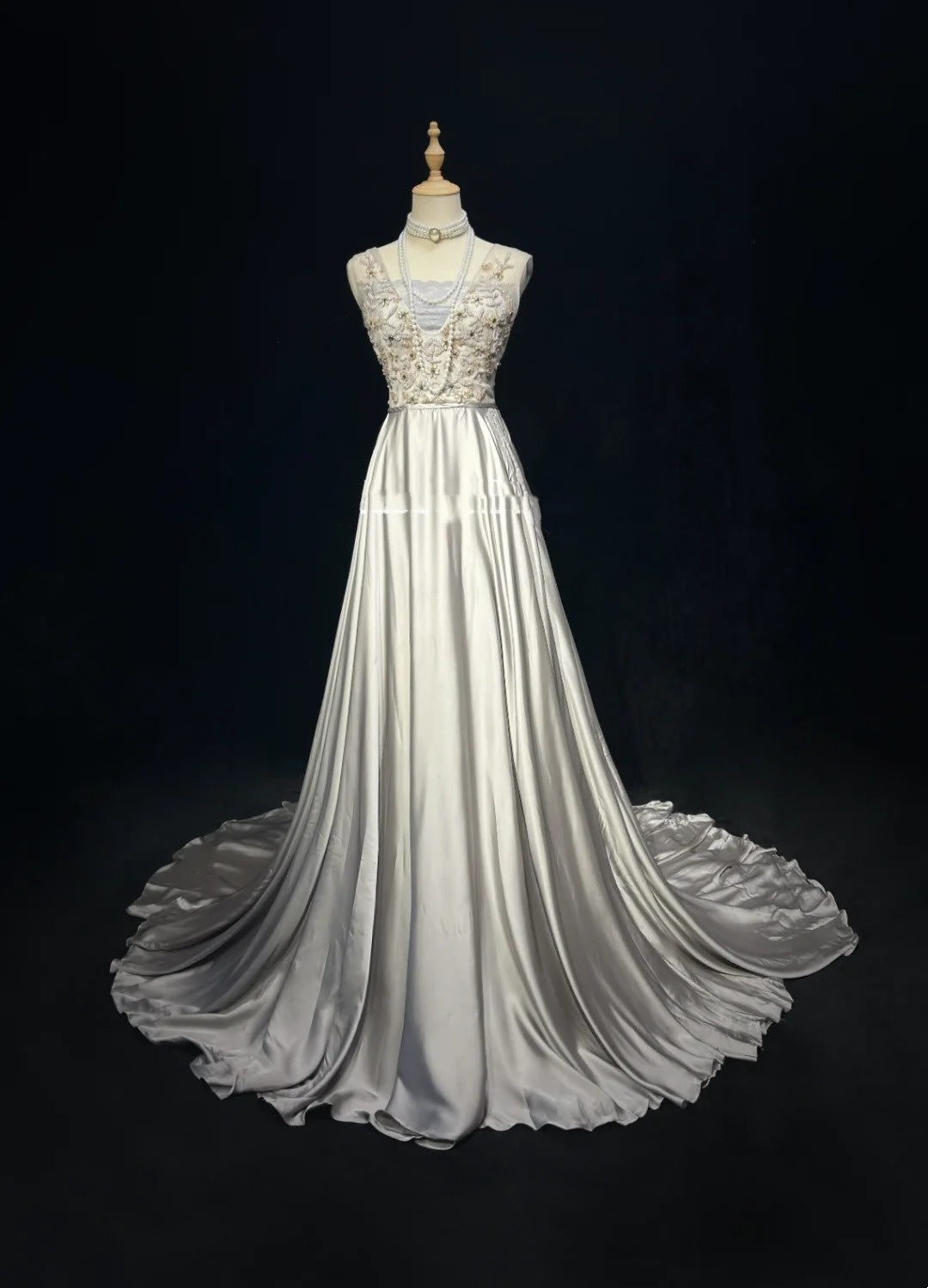 Vintage Abschlussballkleider A-Linie Silber Satin V-Ausschnitt mit Perlenbesatz Langes Abendkleid N2454