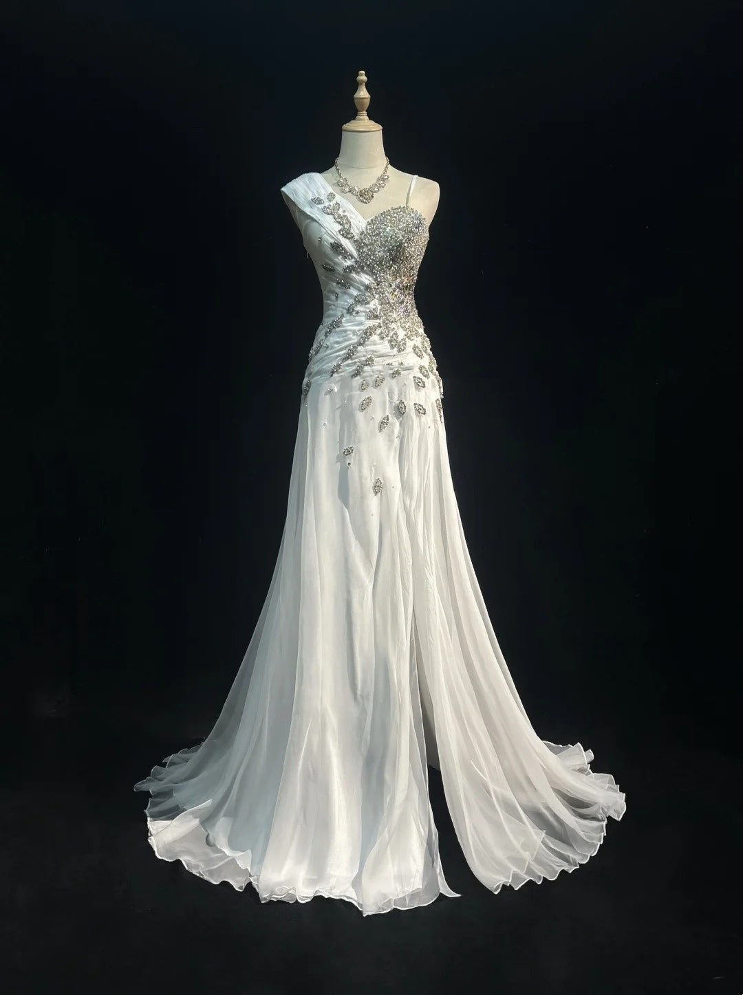 Vintage 90er Abschlussballkleider Meerjungfrau Weiß Chiffon mit Rüschen Silberne Perlen Langes Abschlussballkleid mit Umhang N3035