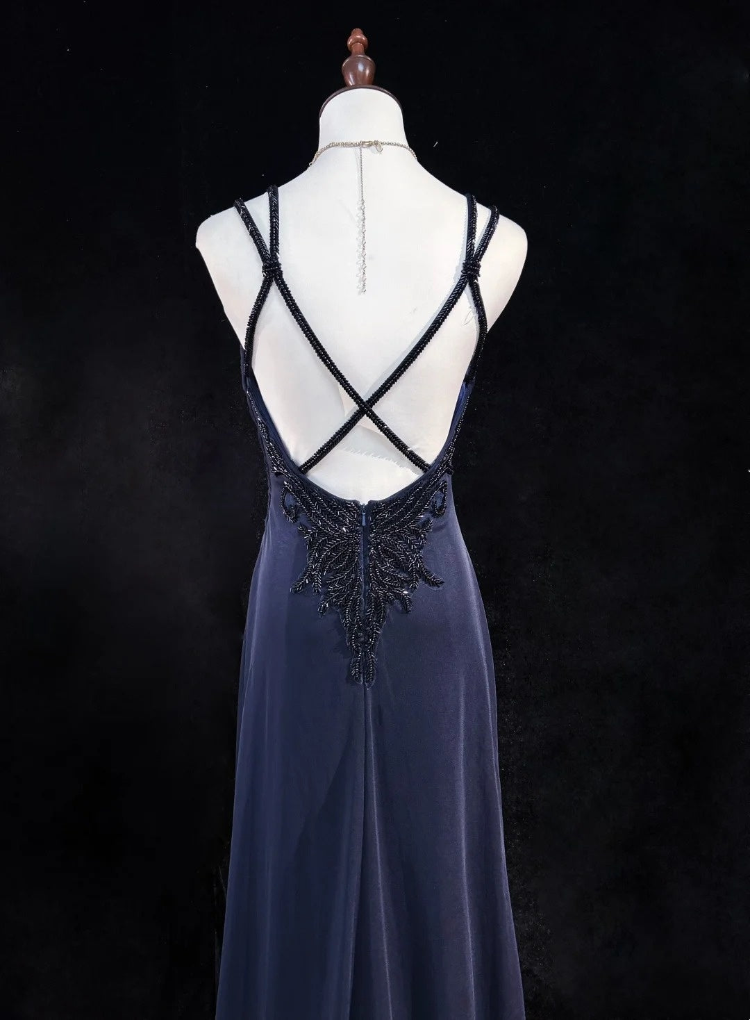 Vintage Abschlussballkleider 1980er Jahre A-Linie Spaghettiträger Satin Marineblau Lang mit Perlen Abendgarderobe N3133