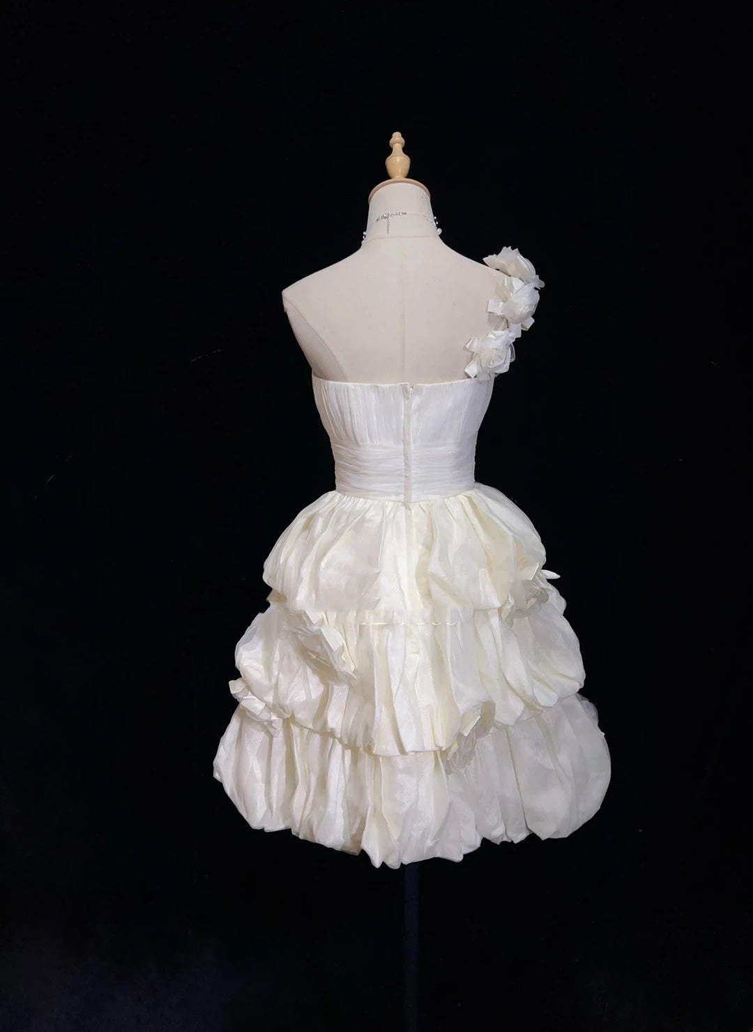 Robes de mariée intemporelles fourreau asymétrique une épaule organza blanc avec courte robe de mariée à volants N3005